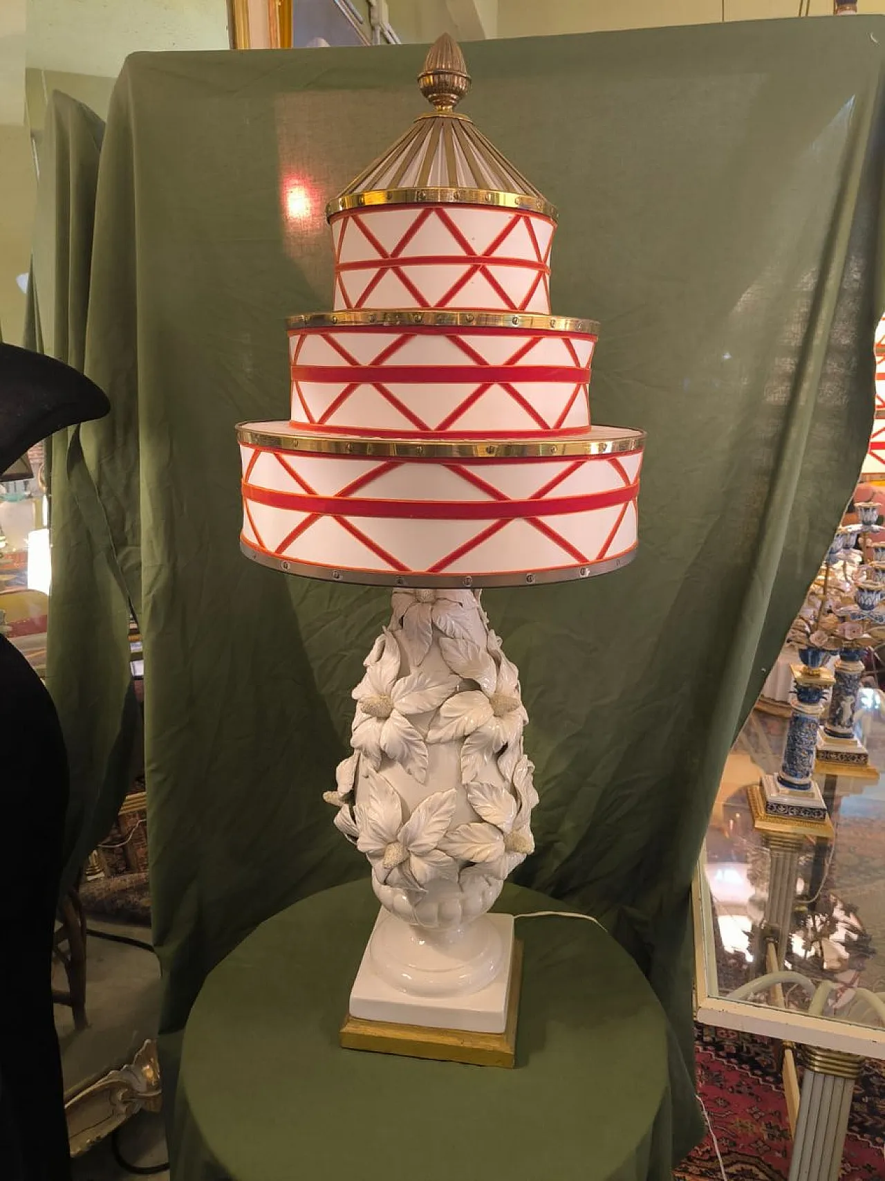 Coppia di lampade in ceramica con paralumi in tessuto e ottone,anni 50 1