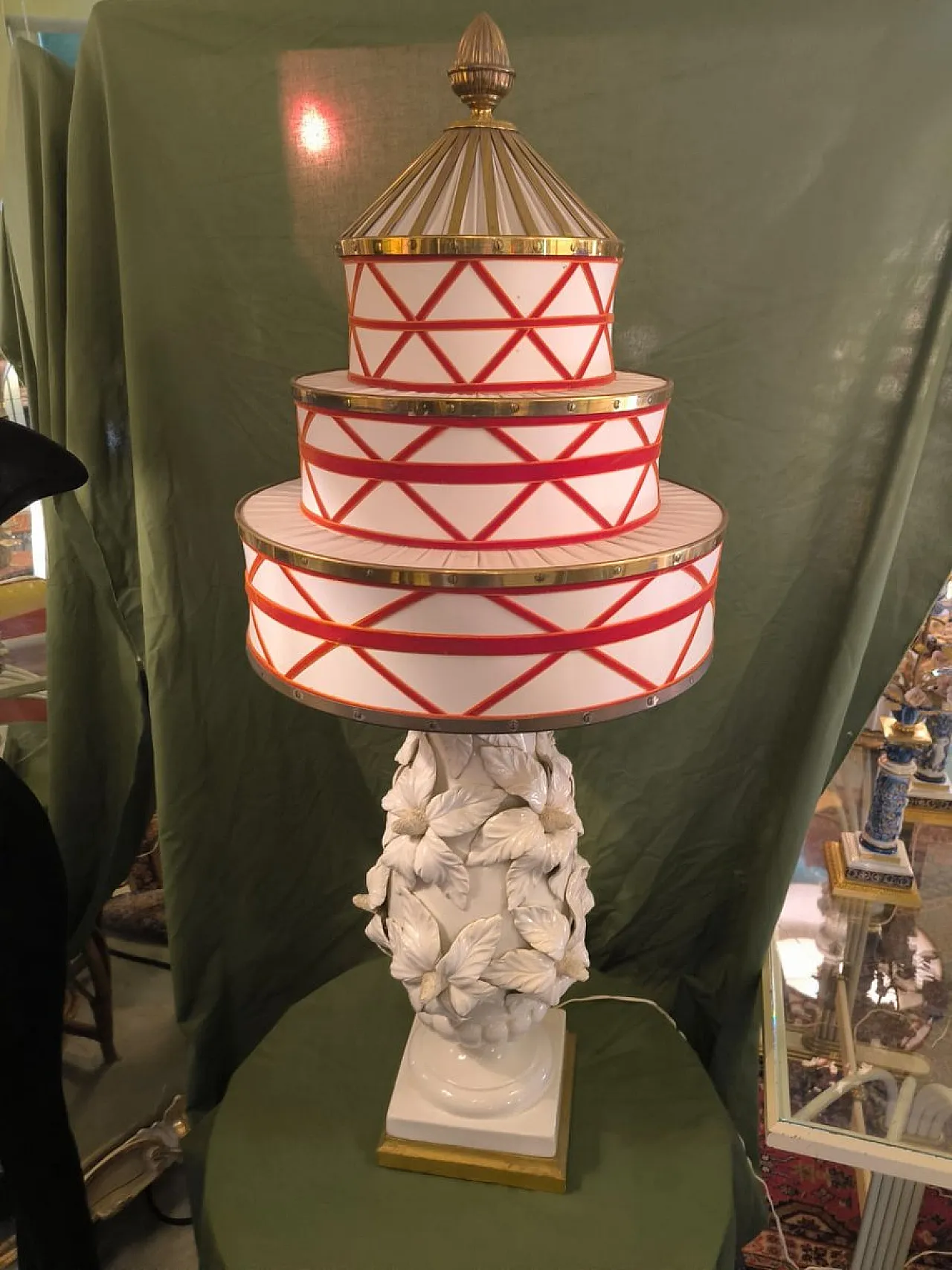 Coppia di lampade in ceramica con paralumi in tessuto e ottone,anni 50 3