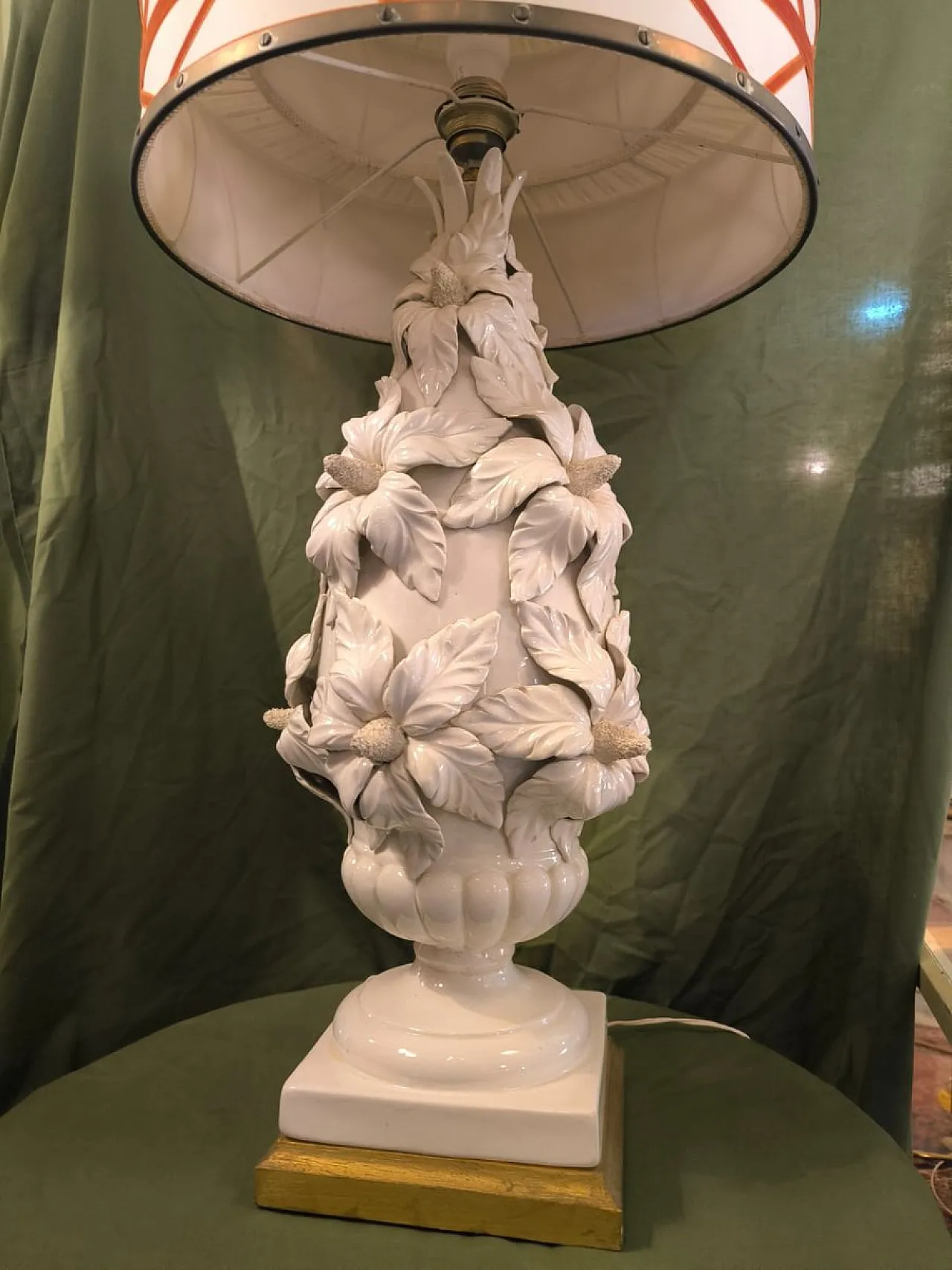 Coppia di lampade in ceramica con paralumi in tessuto e ottone,anni 50 5