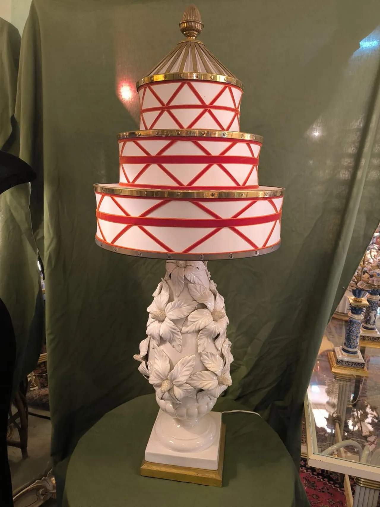 Coppia di lampade in ceramica con paralumi in tessuto e ottone,anni 50 8