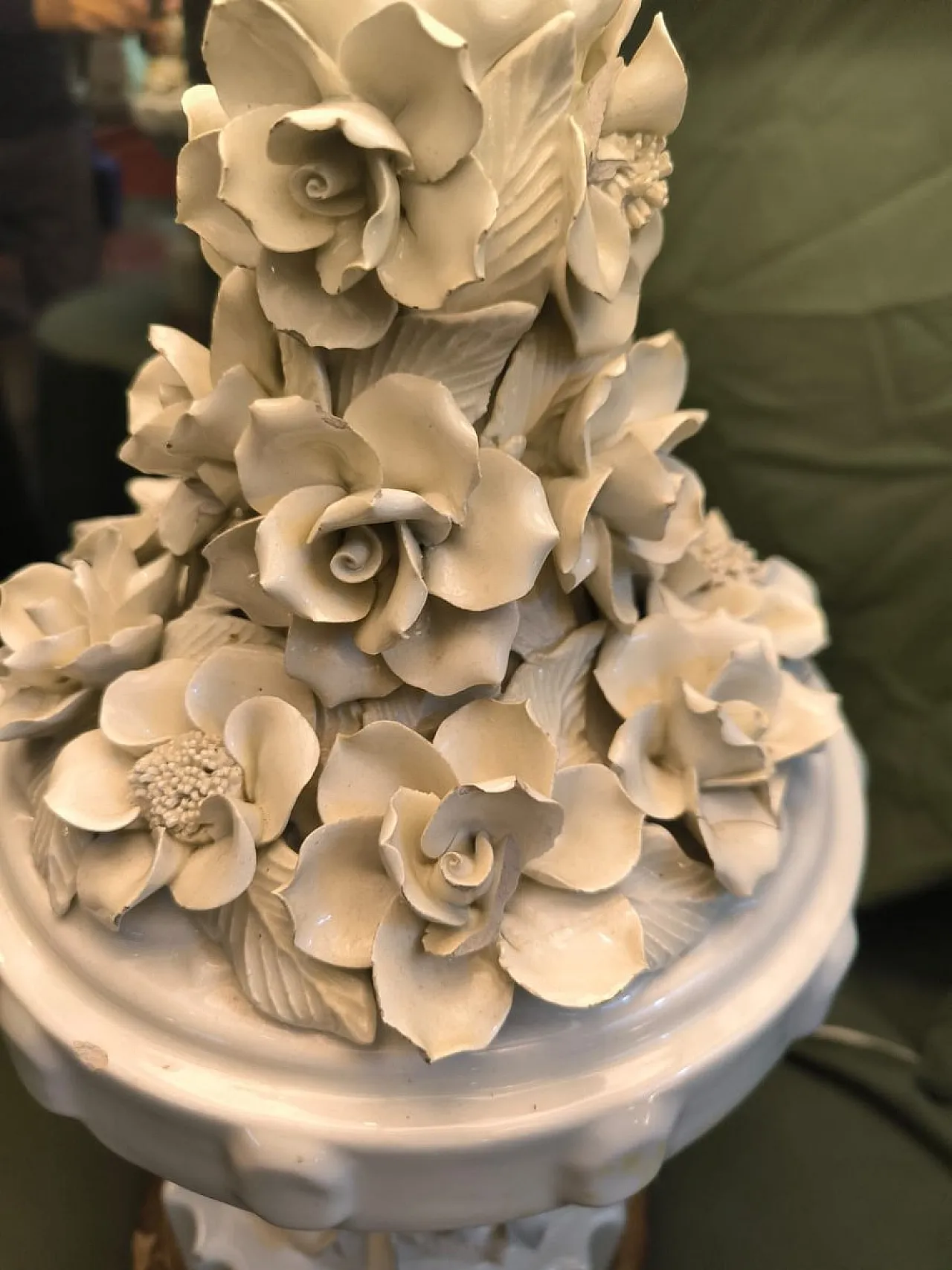 Coppia di lampade in ceramica con paralumi in tessuto e ottone,anni 50 9