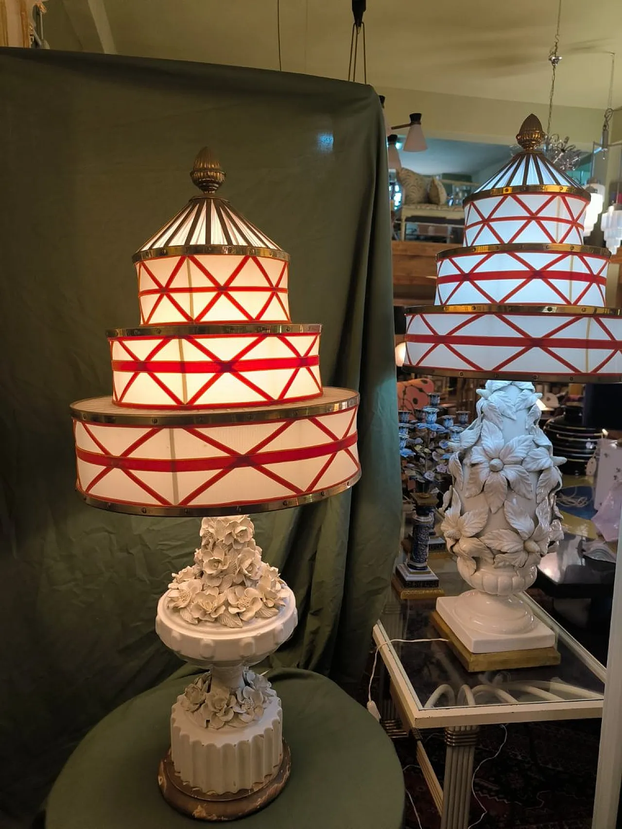 Coppia di lampade in ceramica con paralumi in tessuto e ottone,anni 50 10