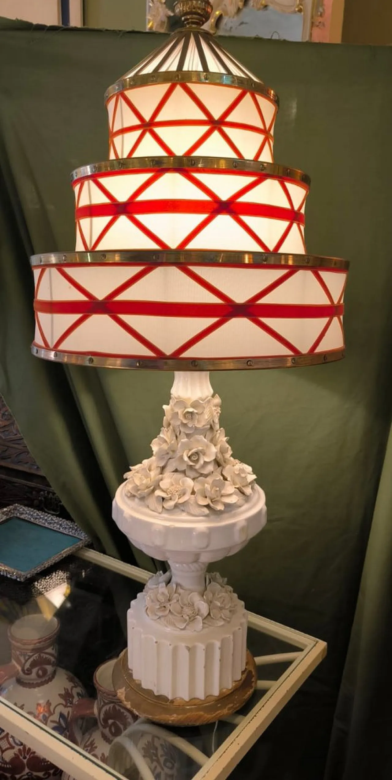 Coppia di lampade in ceramica con paralumi in tessuto e ottone,anni 50 11