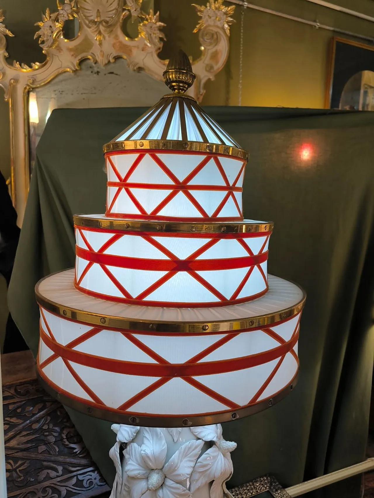 Coppia di lampade in ceramica con paralumi in tessuto e ottone,anni 50 12