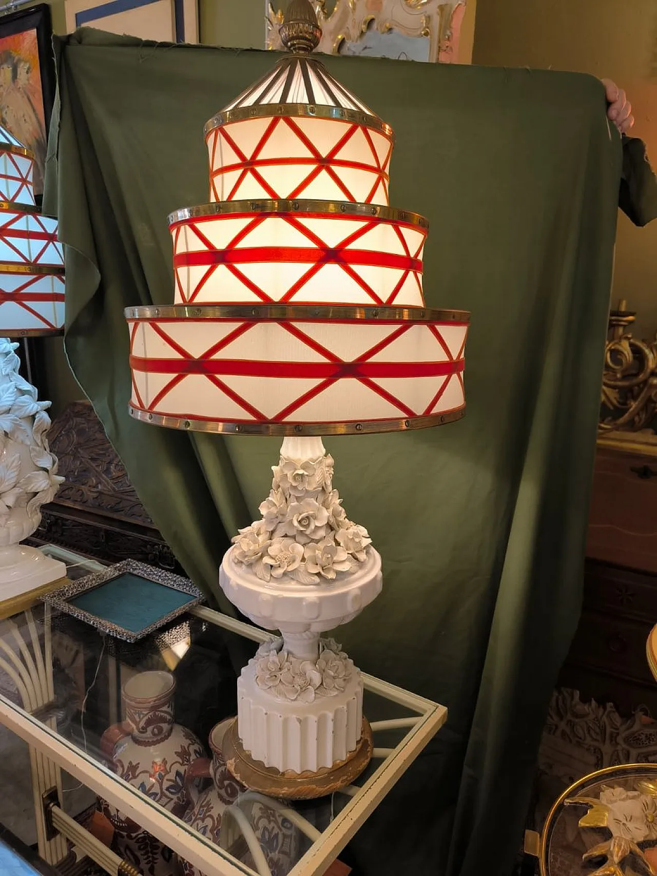 Coppia di lampade in ceramica con paralumi in tessuto e ottone,anni 50 13