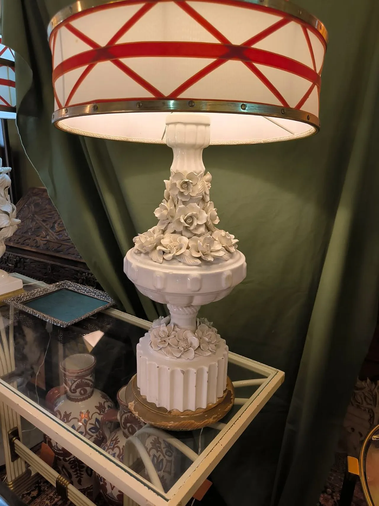 Coppia di lampade in ceramica con paralumi in tessuto e ottone,anni 50 14