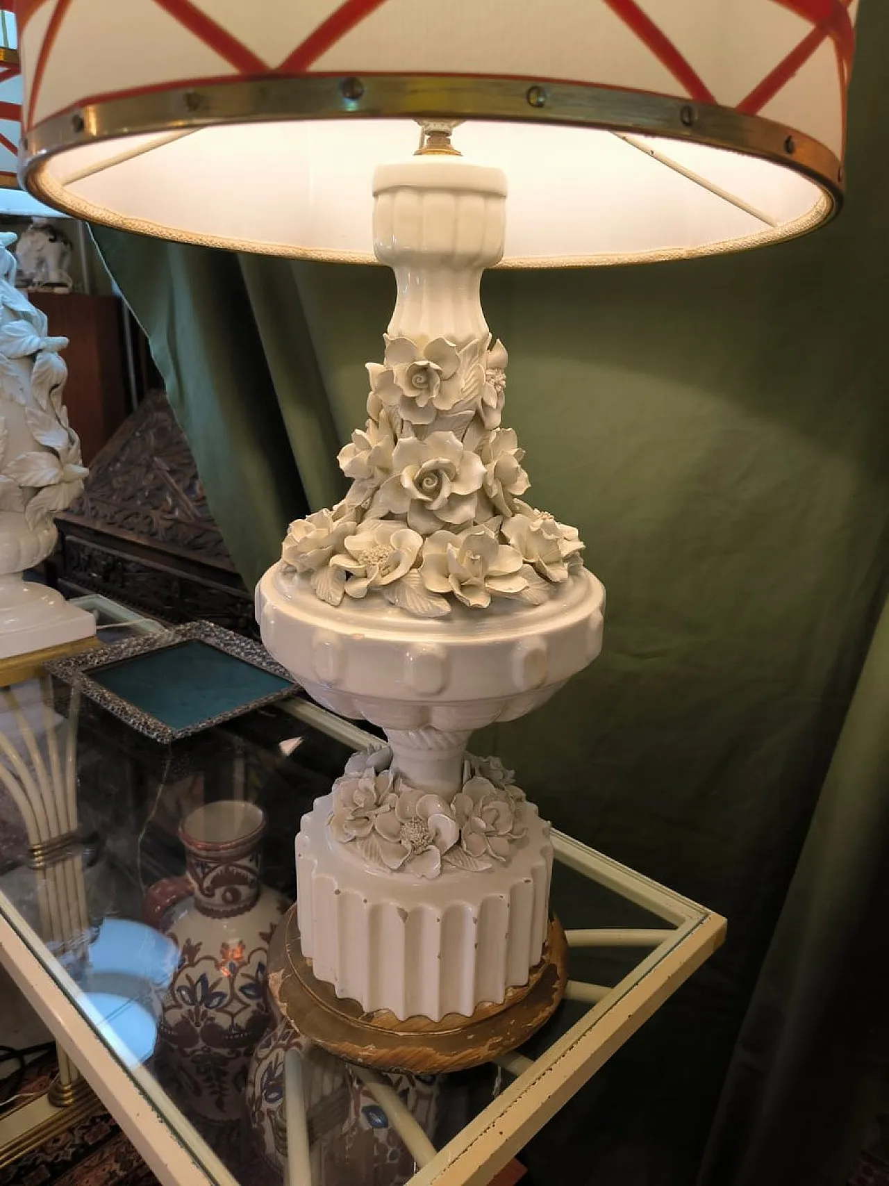 Coppia di lampade in ceramica con paralumi in tessuto e ottone,anni 50 15