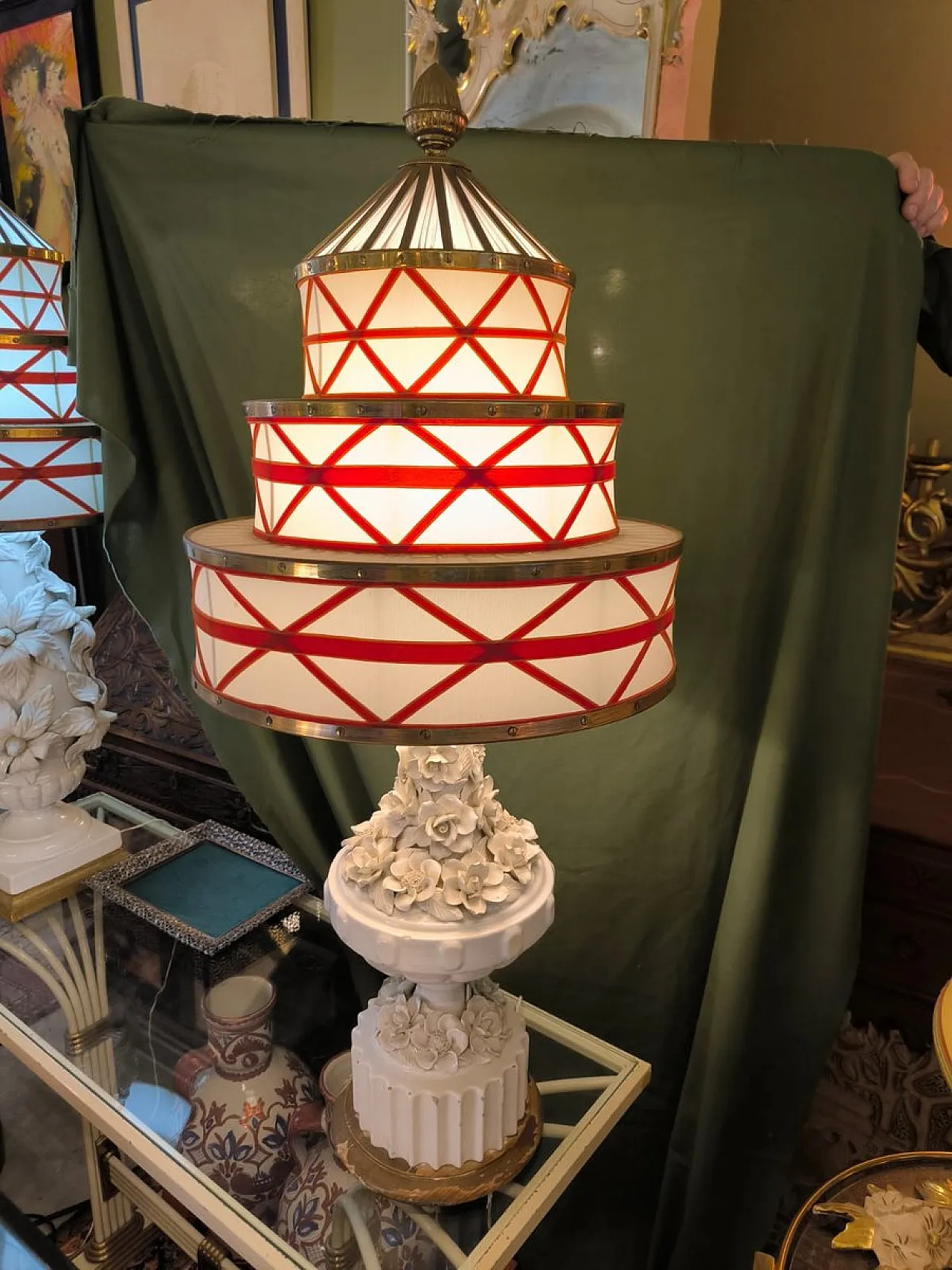 Coppia di lampade in ceramica con paralumi in tessuto e ottone,anni 50 18