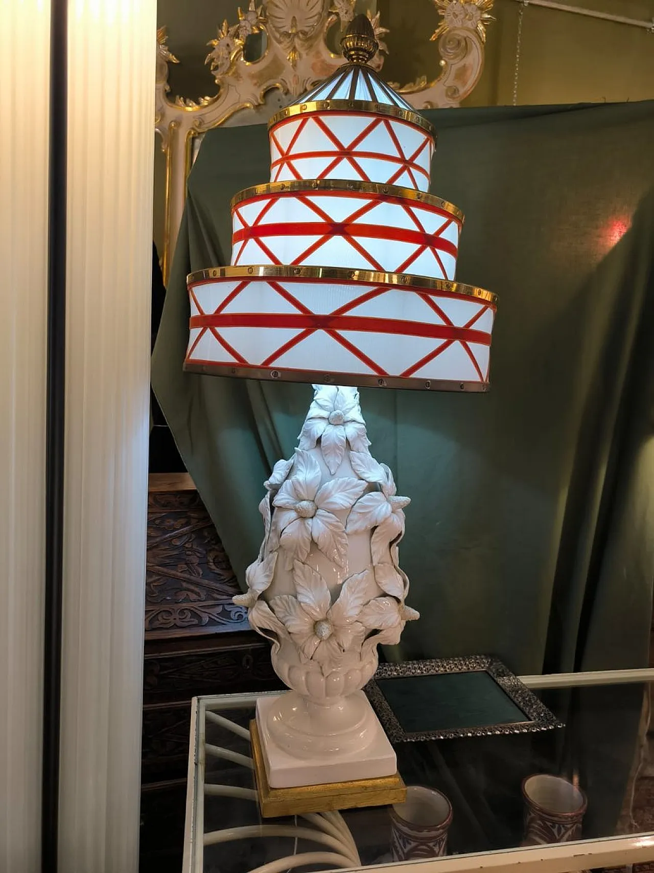 Coppia di lampade in ceramica con paralumi in tessuto e ottone,anni 50 21