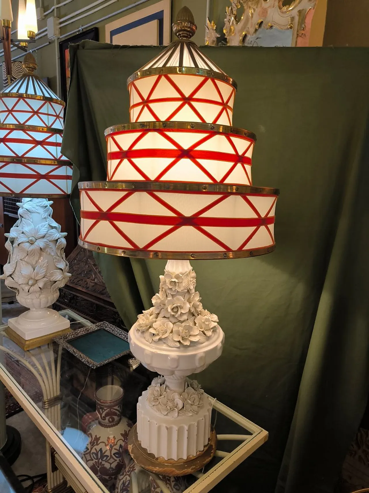 Coppia di lampade in ceramica con paralumi in tessuto e ottone,anni 50 23