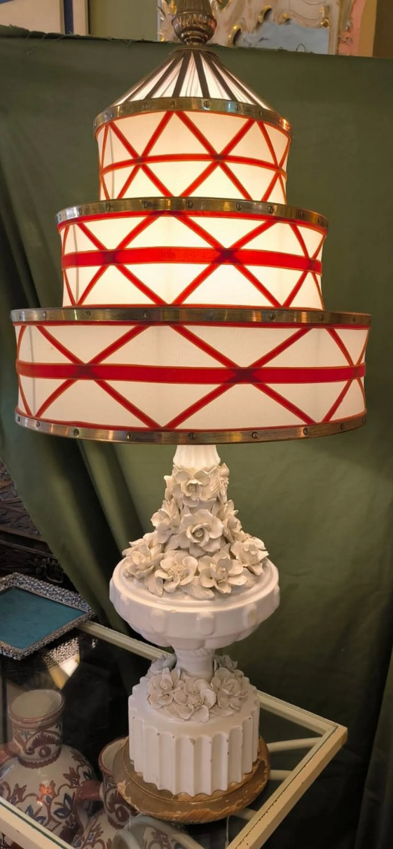 Coppia di lampade in ceramica con paralumi in tessuto e ottone,anni 50 24