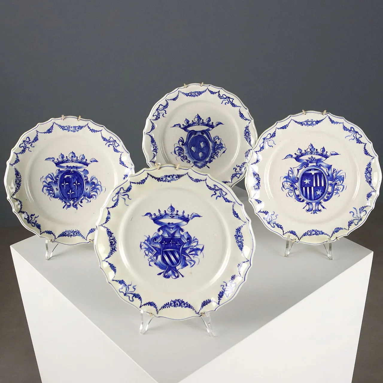 4 Piatti in ceramica blu con stemmi e ghirlande, '900 1