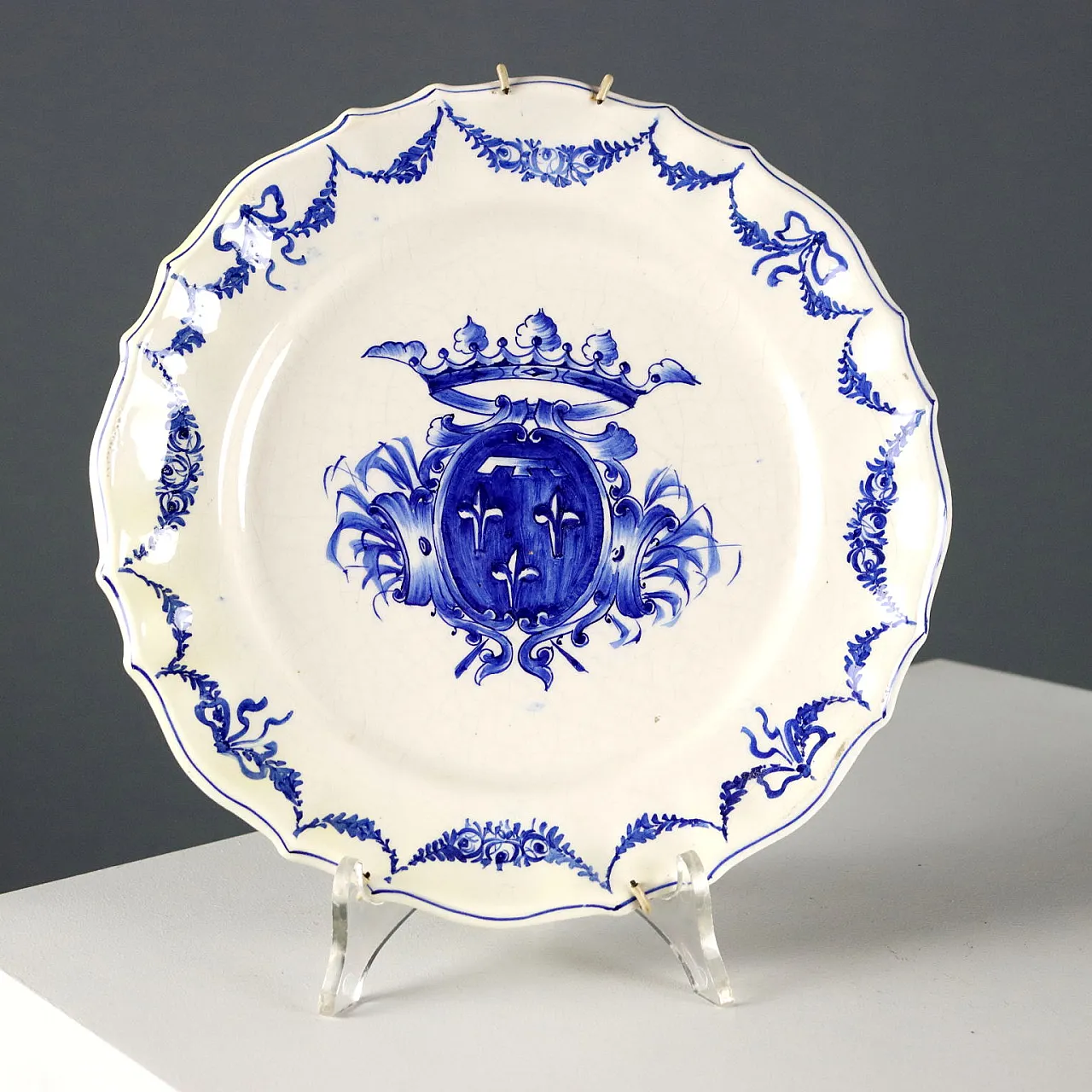 4 Piatti in ceramica blu con stemmi e ghirlande, '900 3