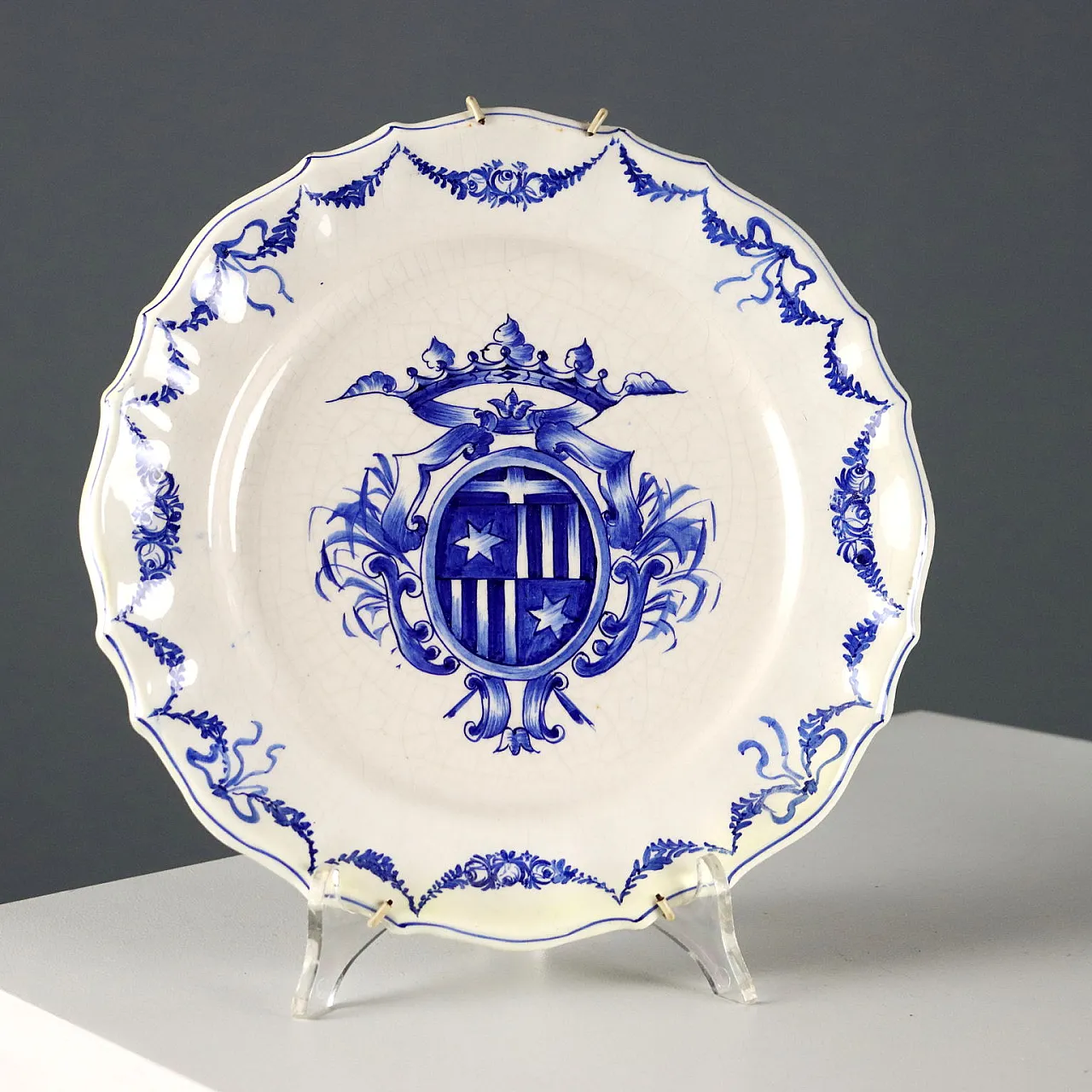 4 Piatti in ceramica blu con stemmi e ghirlande, '900 4