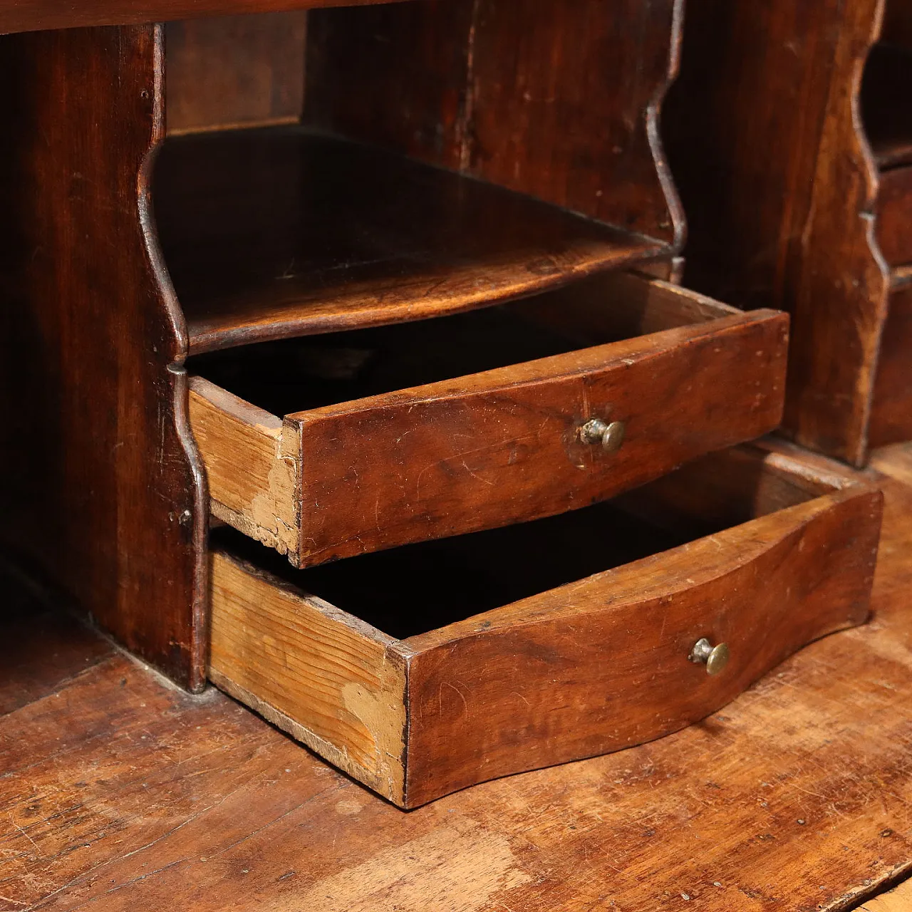 Cassettiera a ribalta in noce e palissandro, metà '700 4