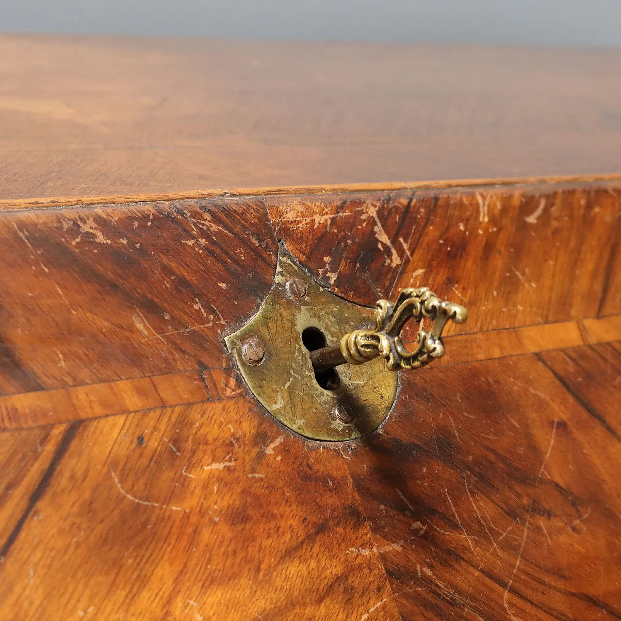 Cassettiera a ribalta in noce e palissandro, metà '700 7