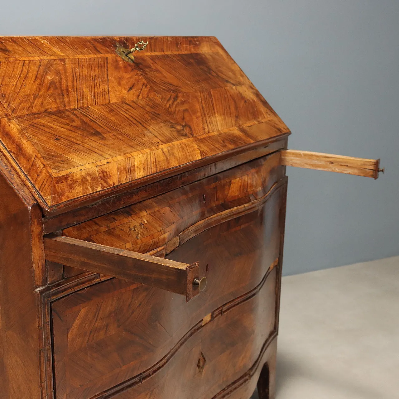 Cassettiera a ribalta in noce e palissandro, metà '700 8