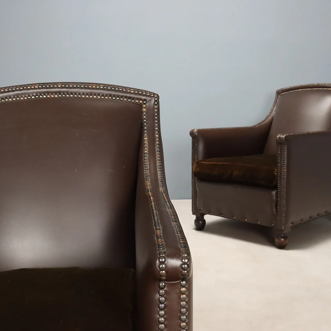 Coppia di poltrone in pelle con cuscini in velluto, '900 3