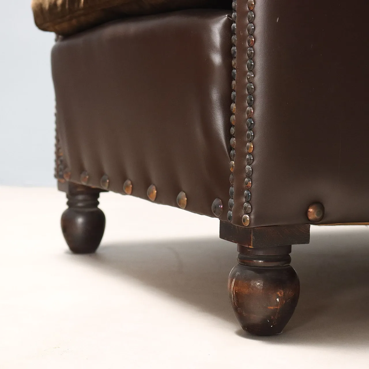 Coppia di poltrone in pelle con cuscini in velluto, '900 6