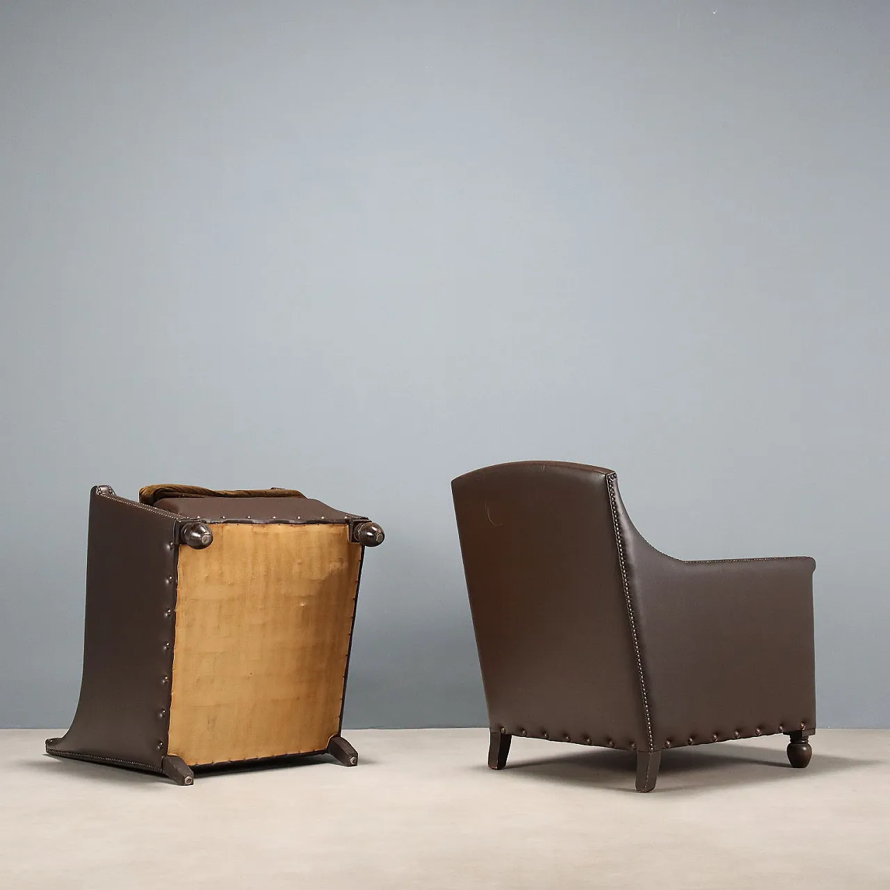 Coppia di poltrone in pelle con cuscini in velluto, '900 9