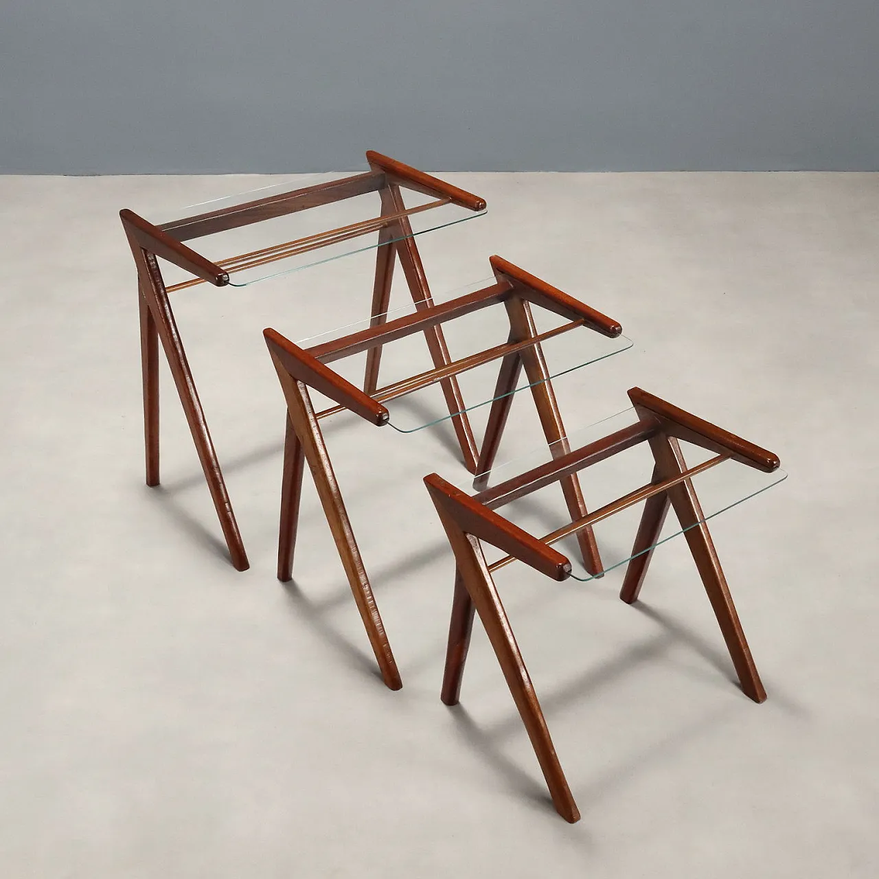 3 Tavolini a nido in teak impiallacciato e vetro, anni '50 1