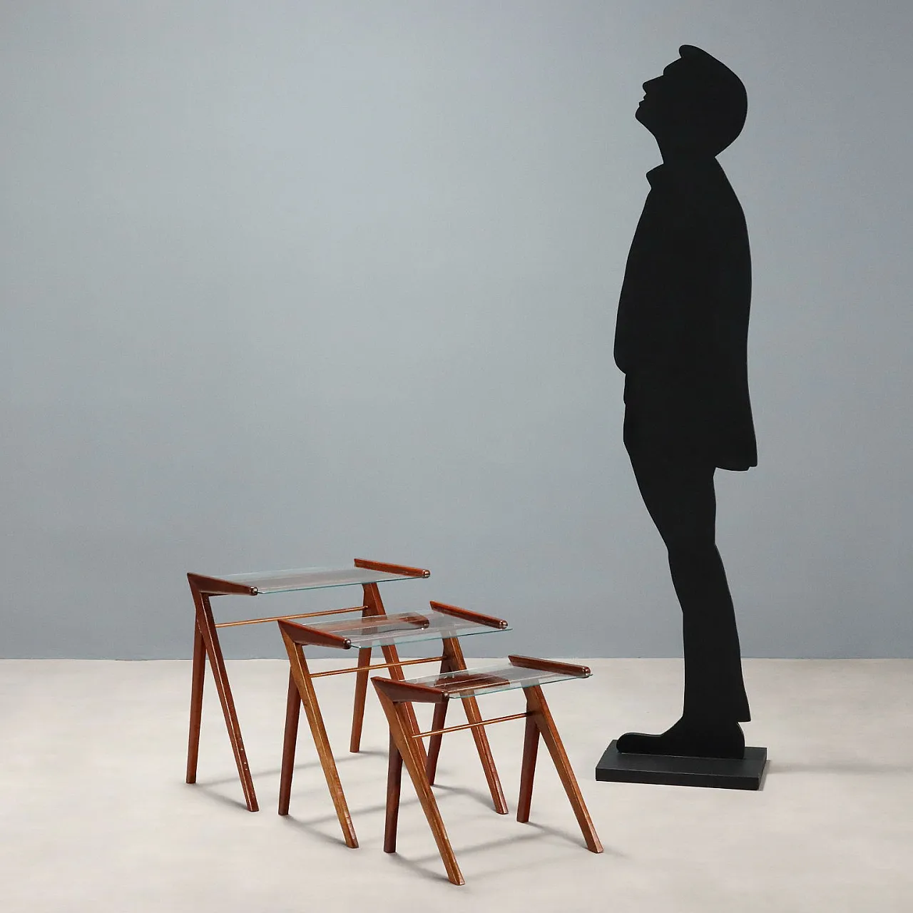 3 Tavolini a nido in teak impiallacciato e vetro, anni '50 2