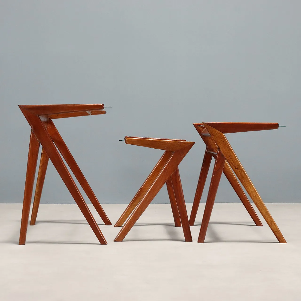 3 Tavolini a nido in teak impiallacciato e vetro, anni '50 3
