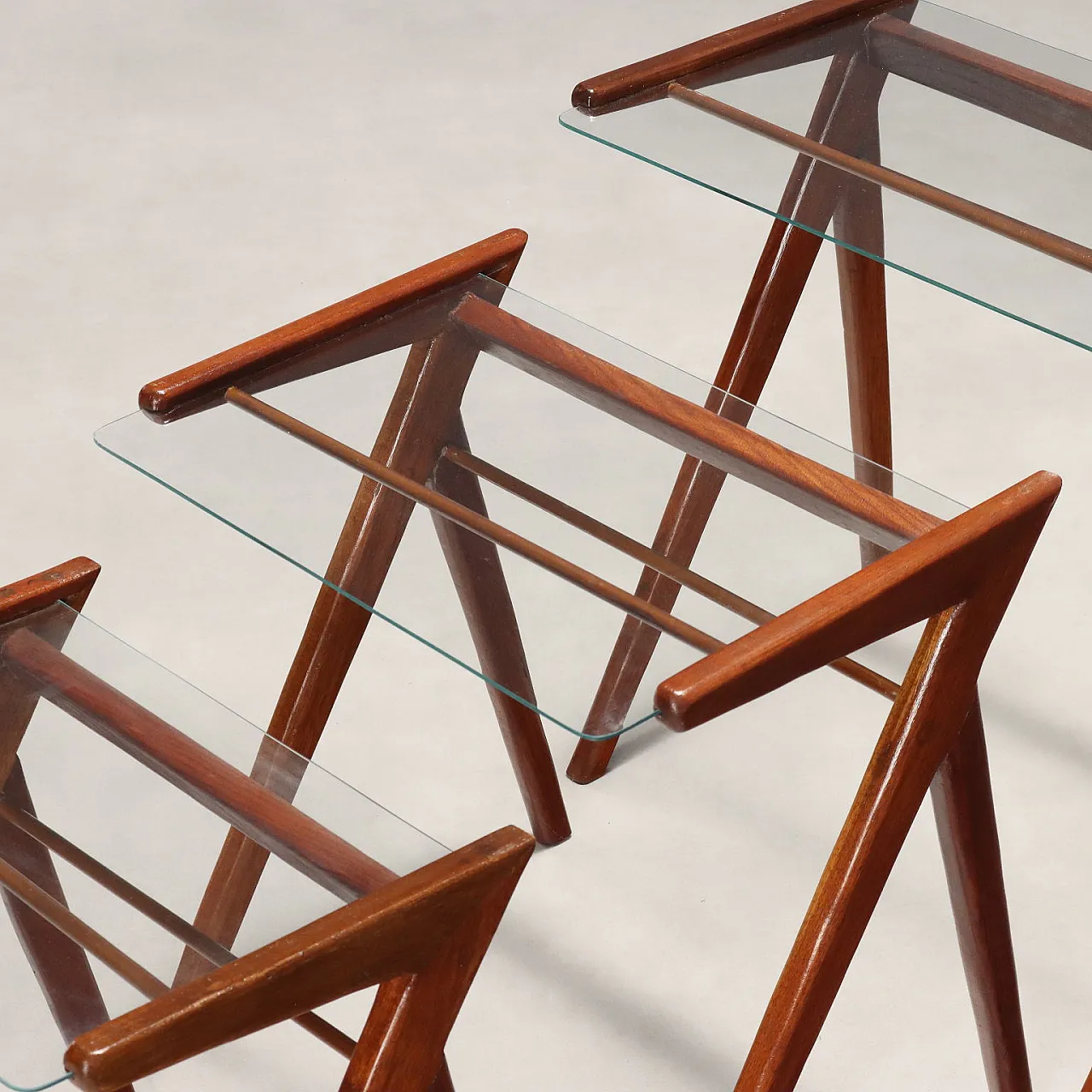 3 Tavolini a nido in teak impiallacciato e vetro, anni '50 4