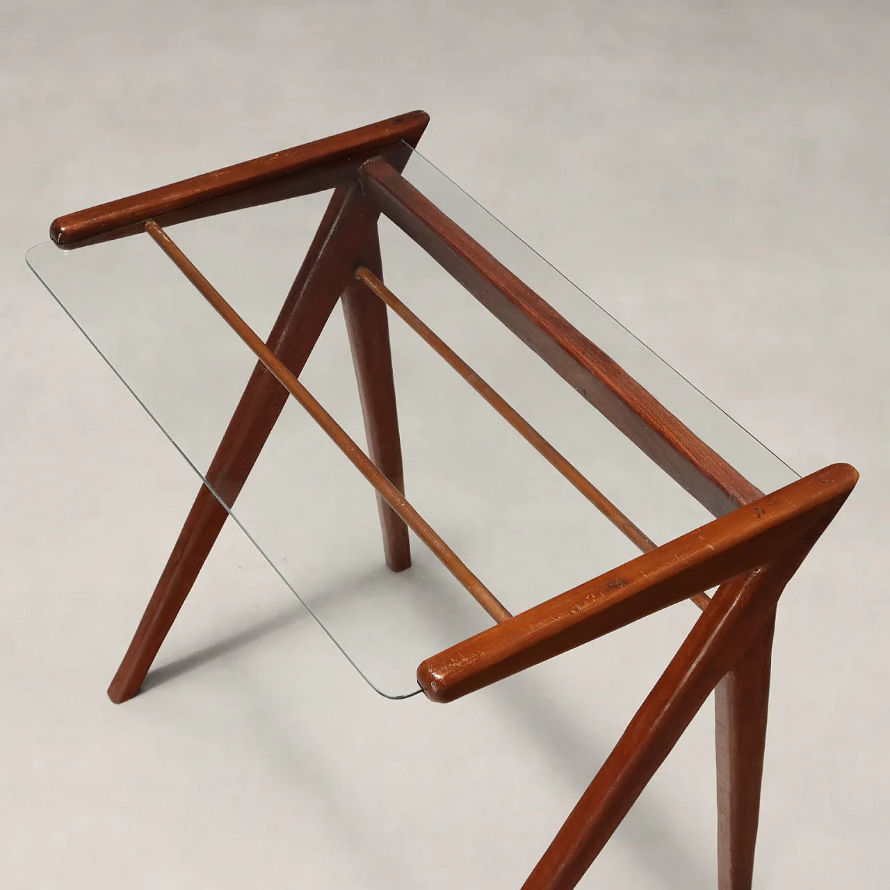 3 Tavolini a nido in teak impiallacciato e vetro, anni '50 5