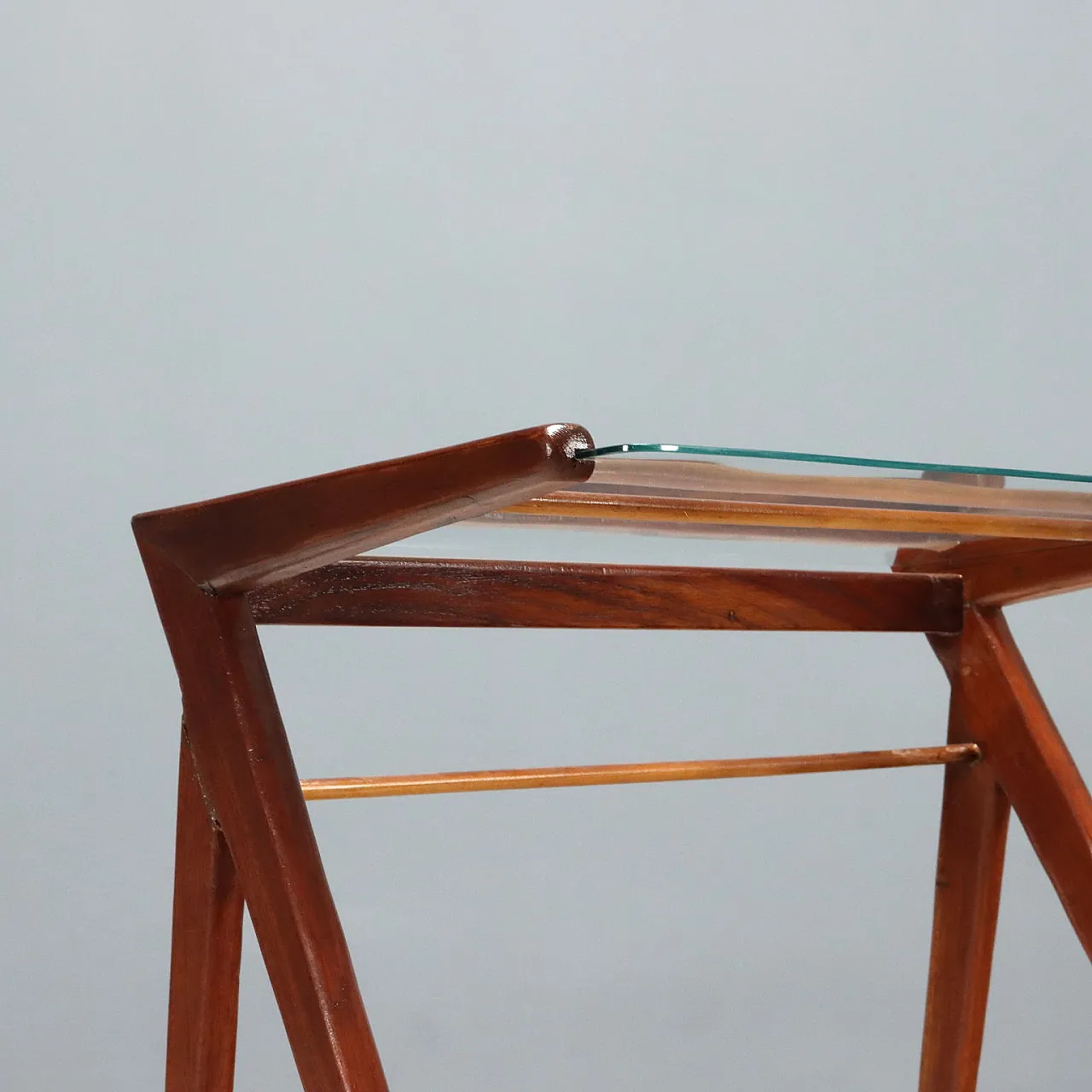 3 Tavolini a nido in teak impiallacciato e vetro, anni '50 6