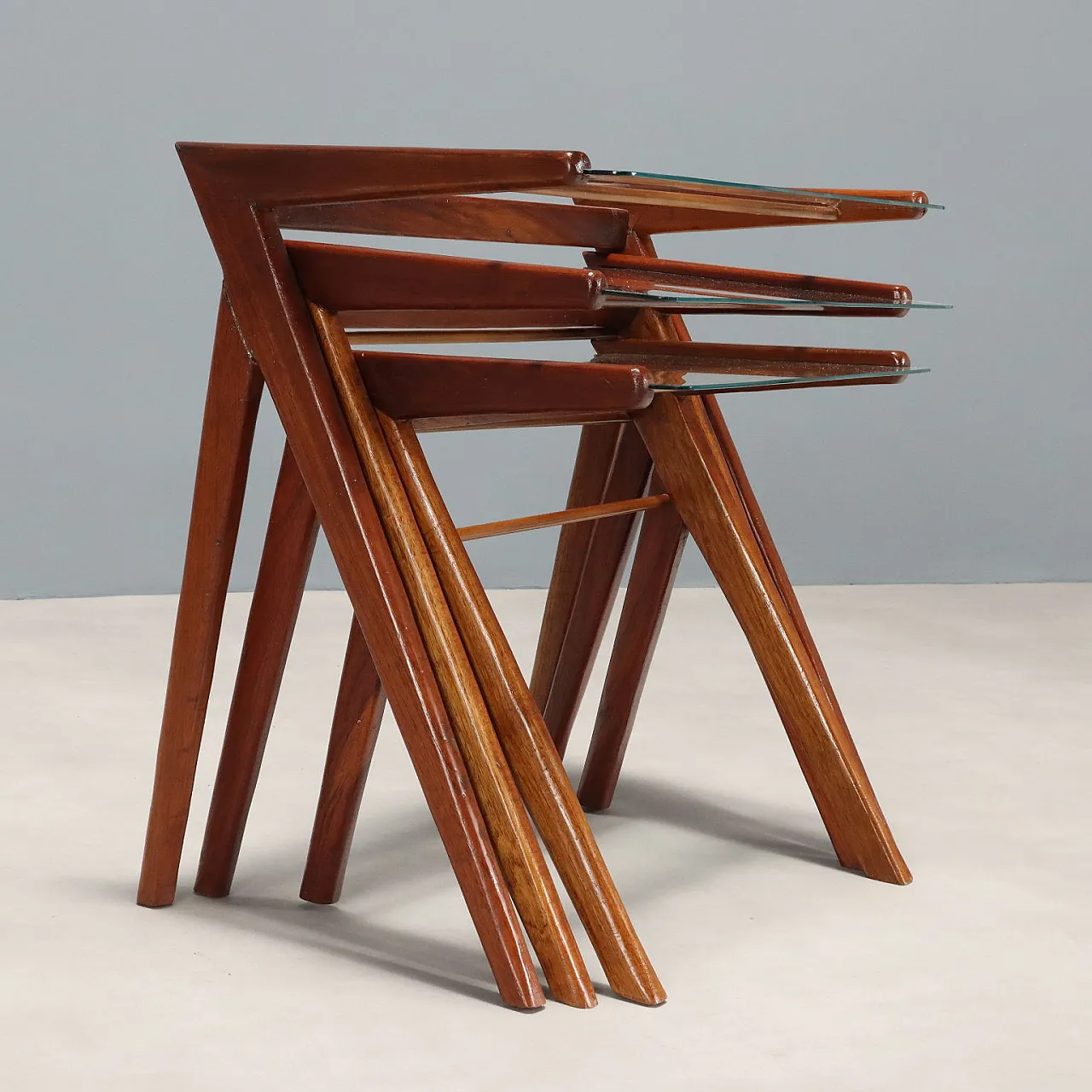 3 Tavolini a nido in teak impiallacciato e vetro, anni '50 8