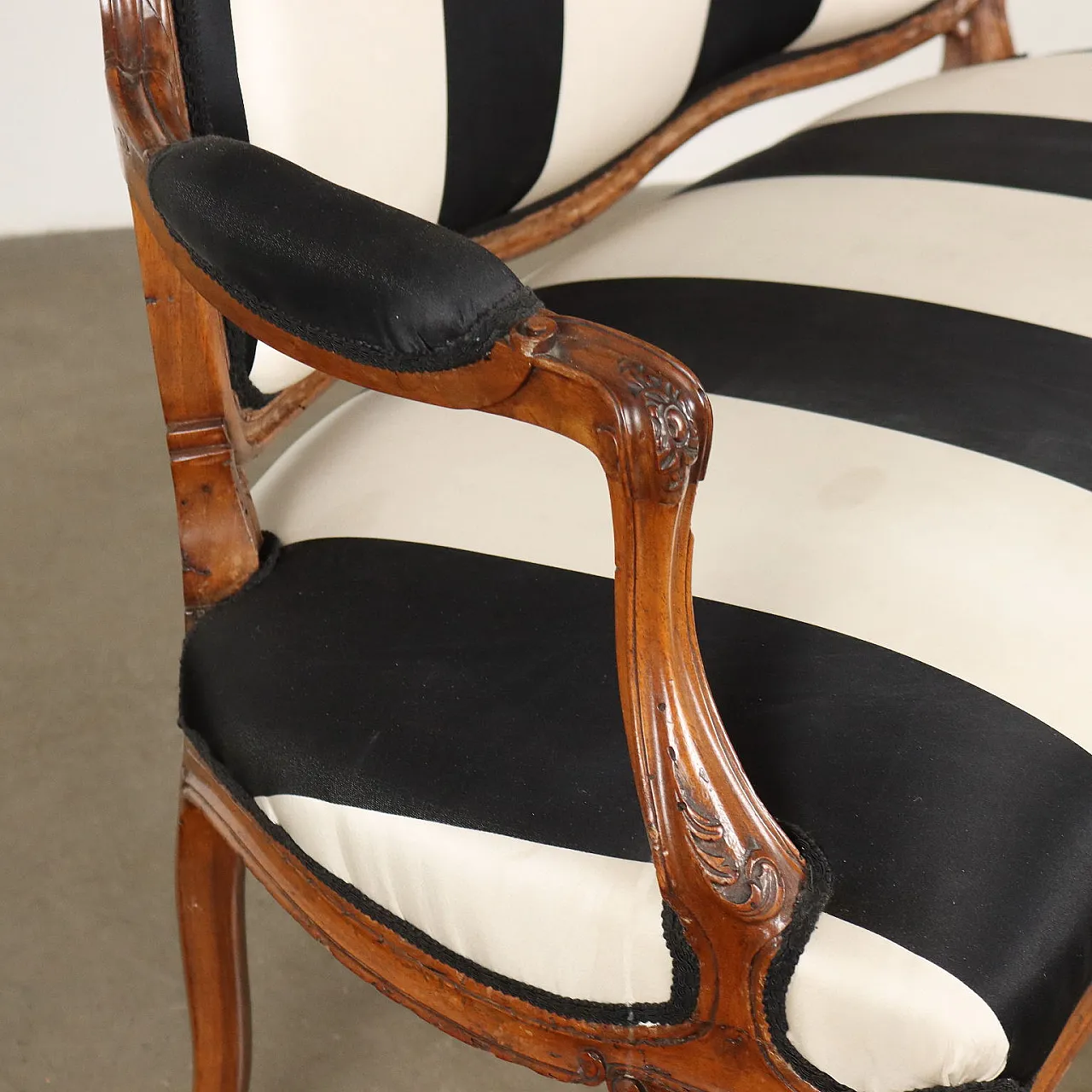 Divano in stile Barocchetto rivestito in tessuto a righe, '900 3