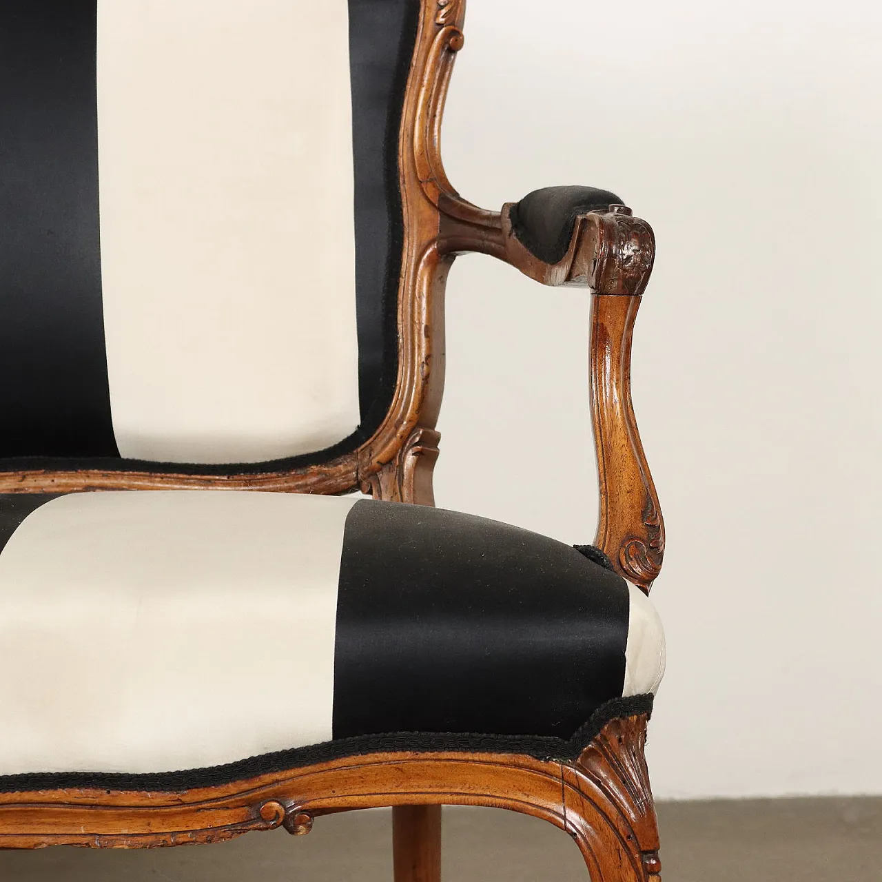 Divano in stile Barocchetto rivestito in tessuto a righe, '900 5