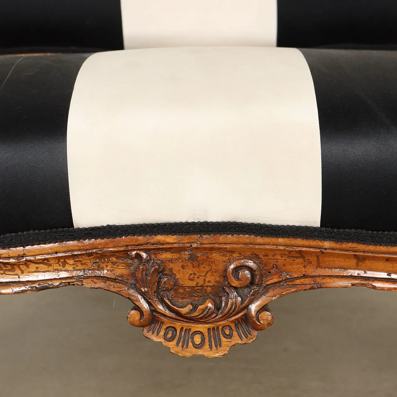 Divano in stile Barocchetto rivestito in tessuto a righe, '900 6