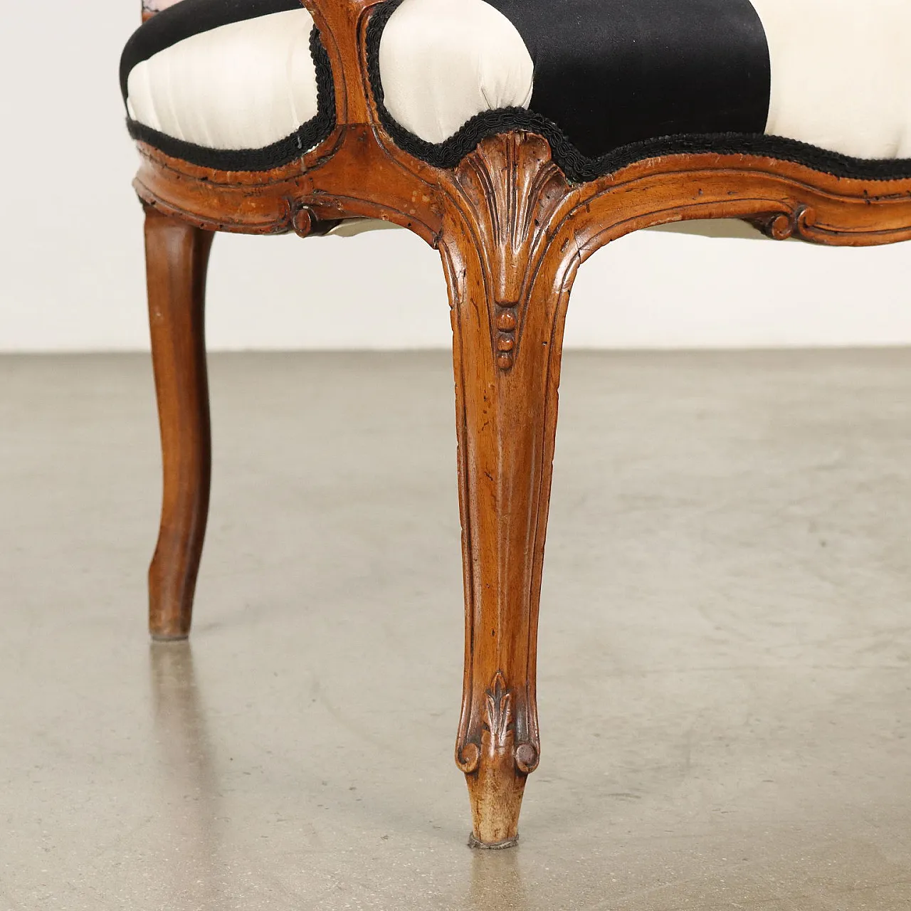 Divano in stile Barocchetto rivestito in tessuto a righe, '900 7