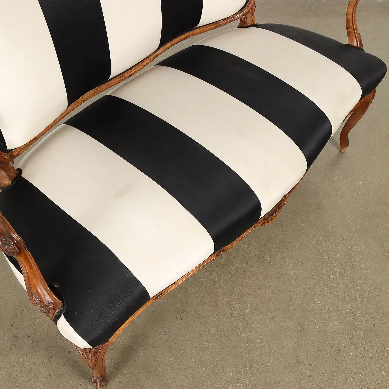 Divano in stile Barocchetto rivestito in tessuto a righe, '900 8