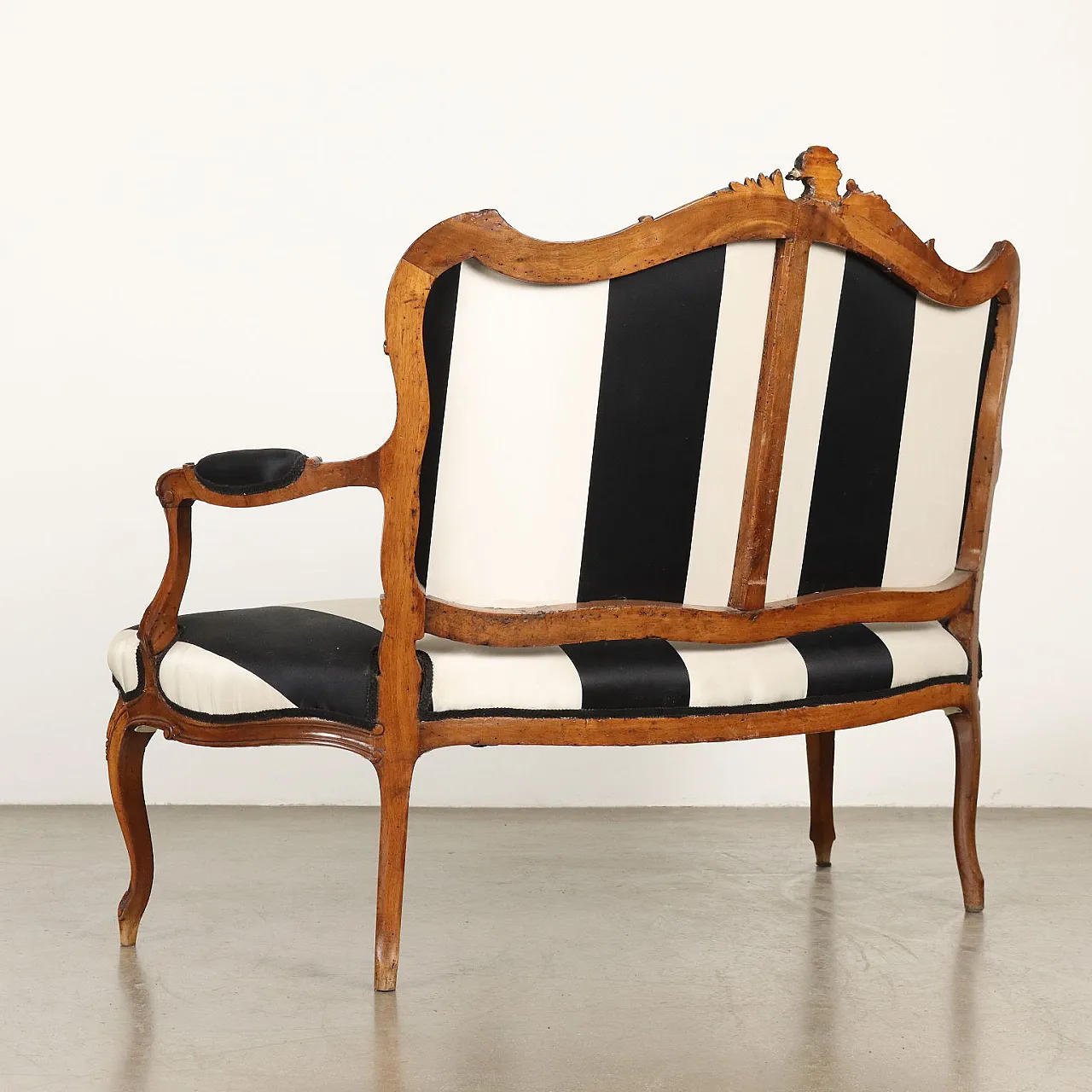 Divano in stile Barocchetto rivestito in tessuto a righe, '900 10