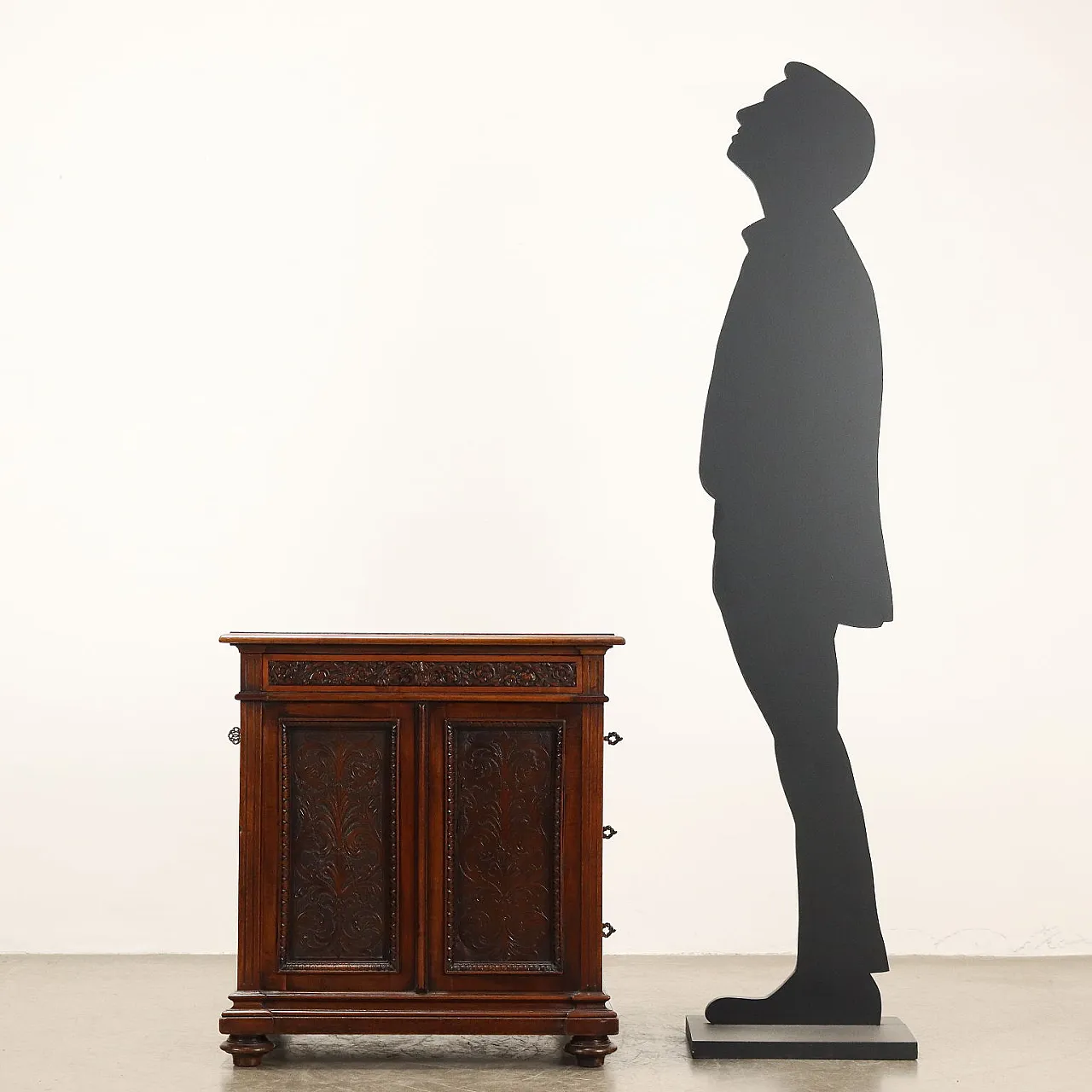 Tudor-style carved walnut writing desk, 19th century 3