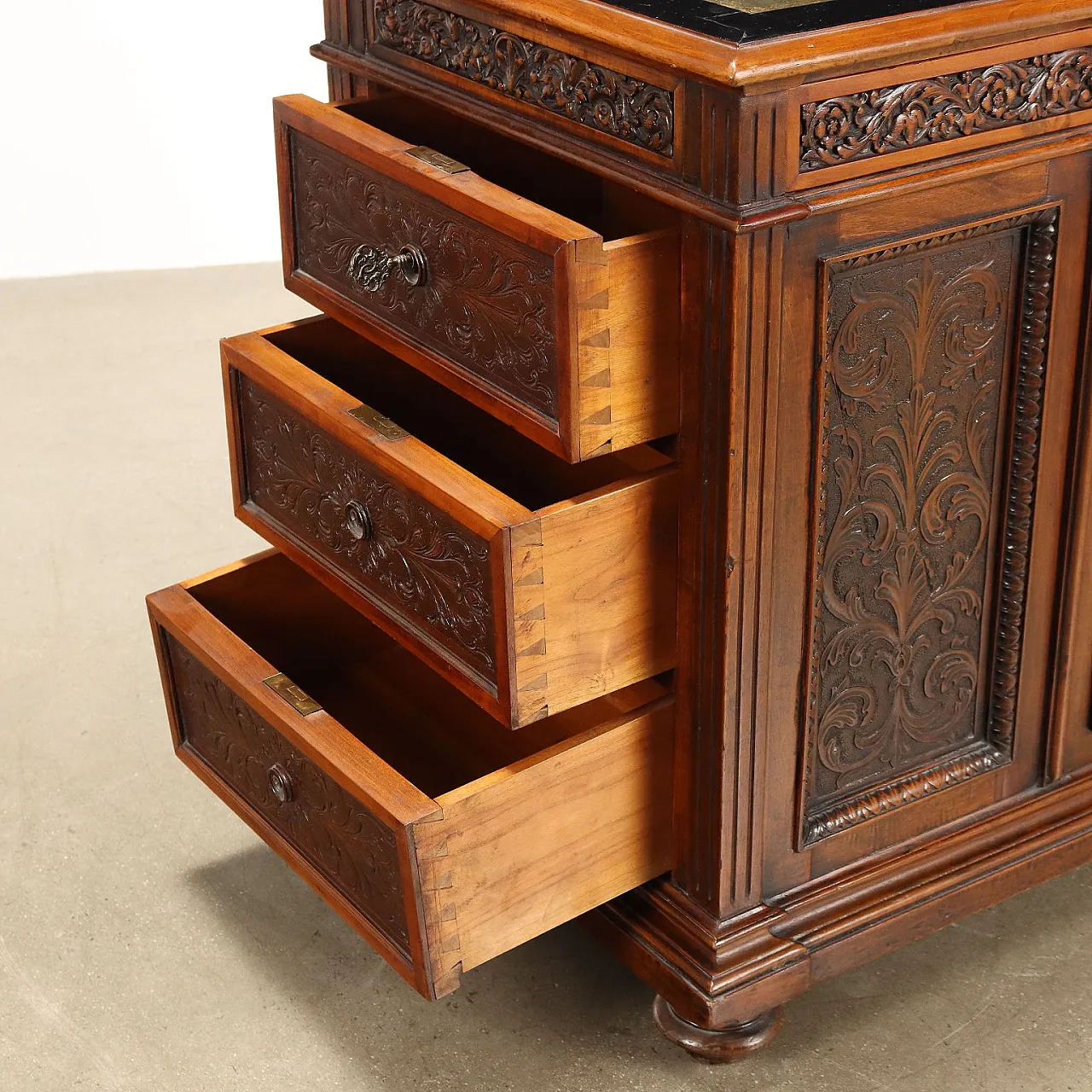 Tudor-style carved walnut writing desk, 19th century 7