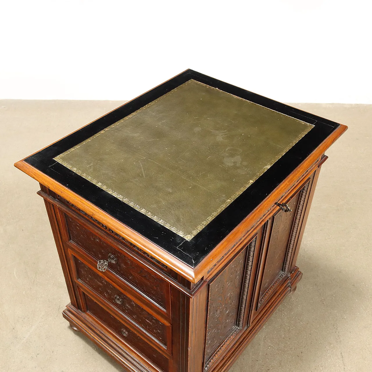 Tudor-style carved walnut writing desk, 19th century 9