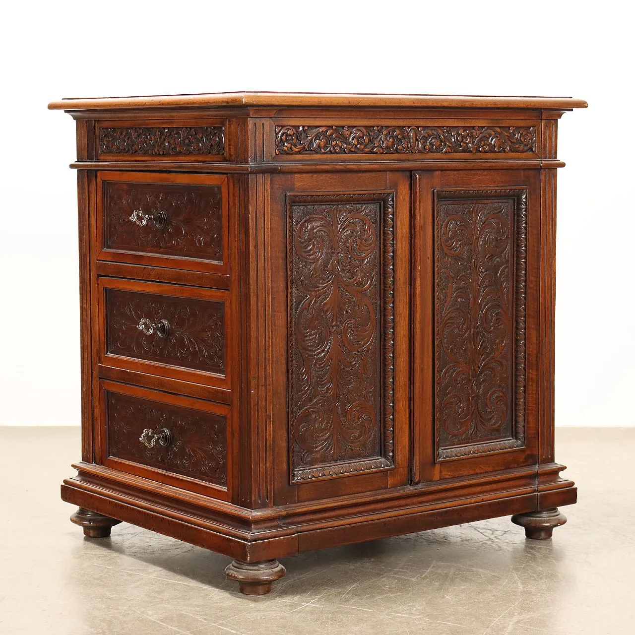 Tudor-style carved walnut writing desk, 19th century 10