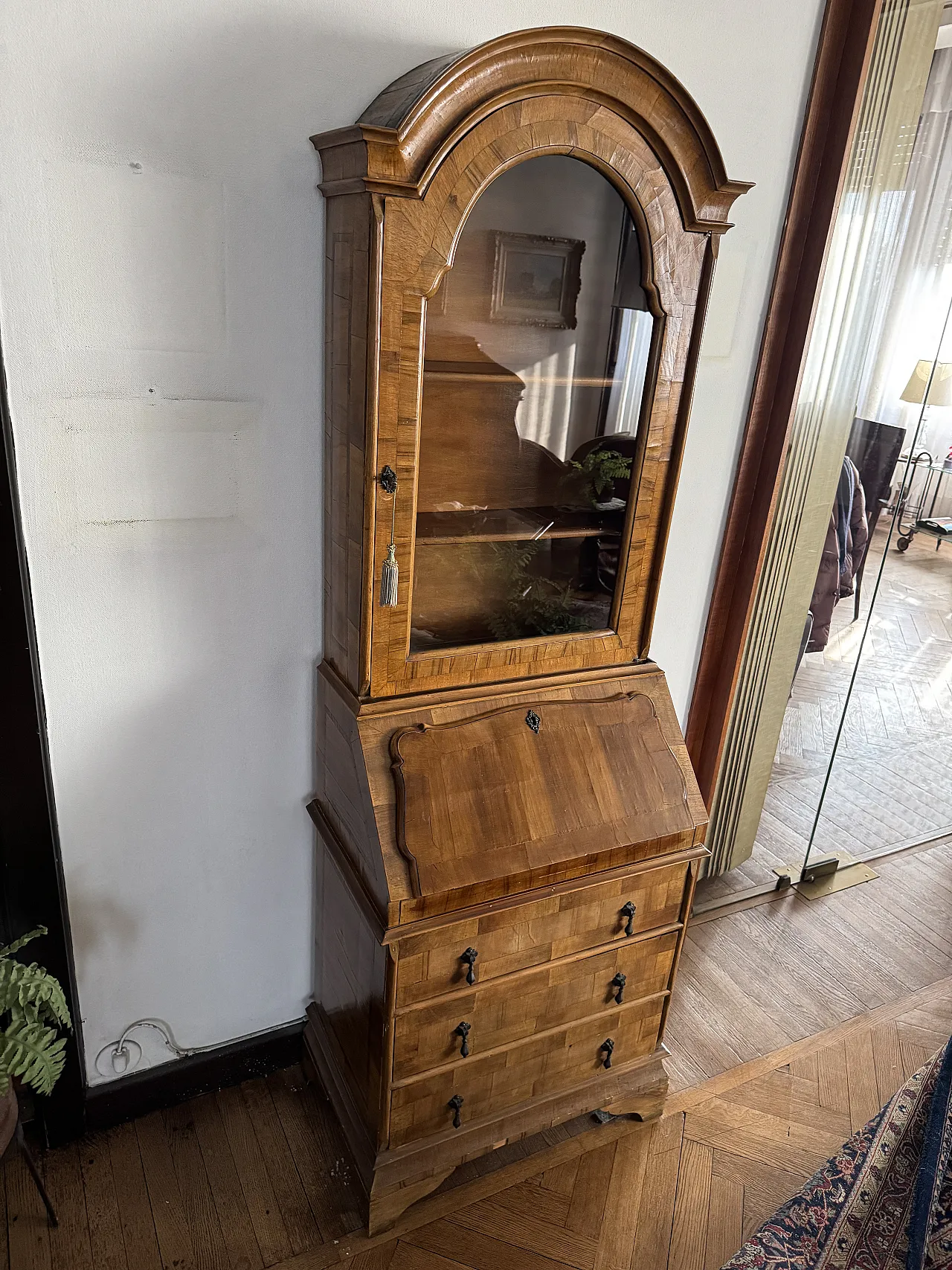 Trumeau showcase, end of the 19th century 2