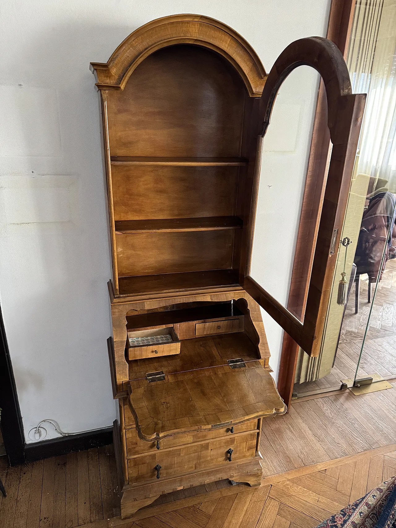 Trumeau showcase, end of the 19th century 3