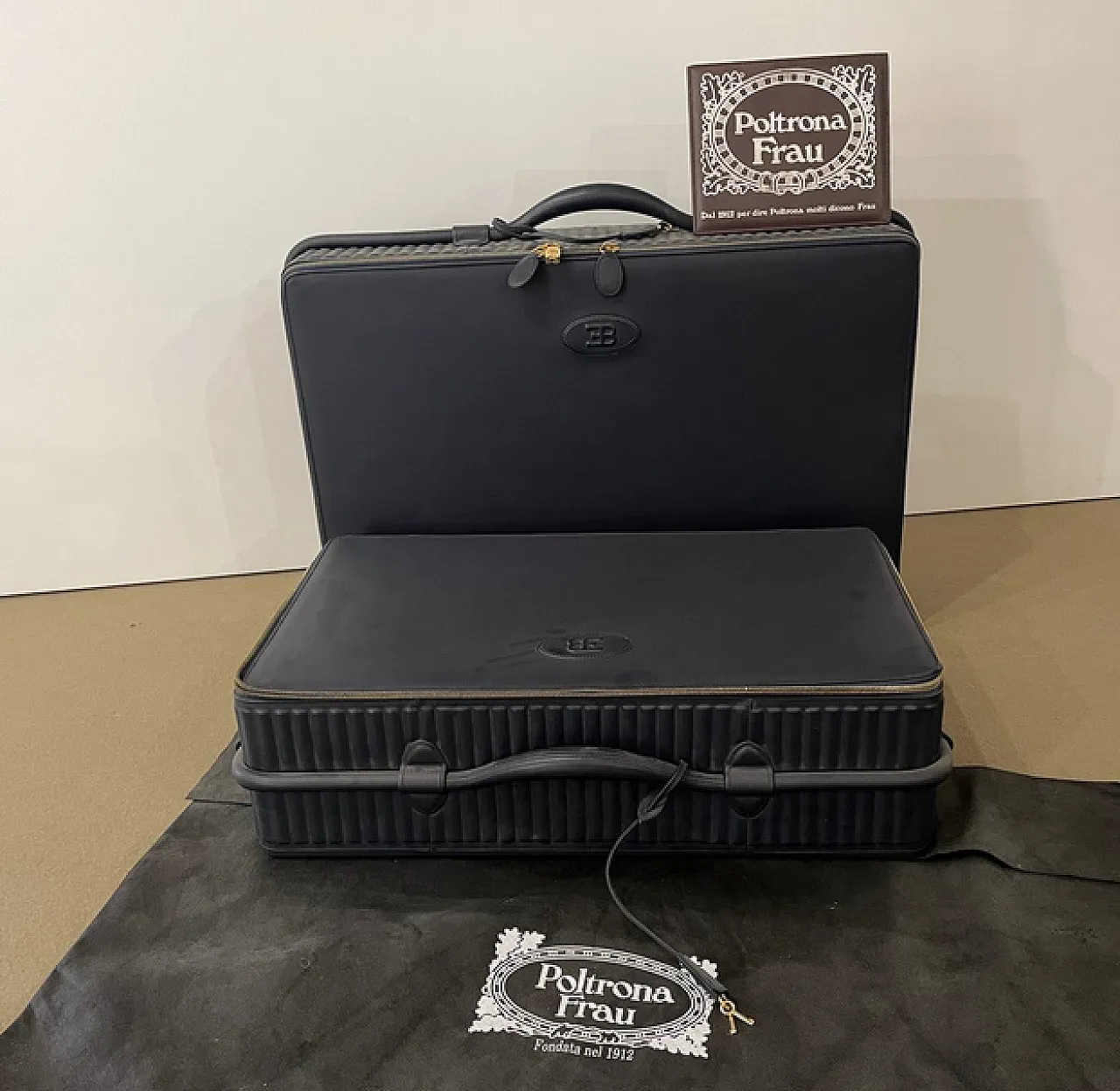 Coppia di valigie di Ettore Bugatti per Poltrona Frau pelle blu, 2000 7