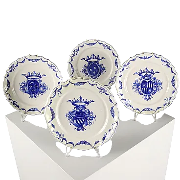 4 Piatti in ceramica blu con stemmi e ghirlande, '900