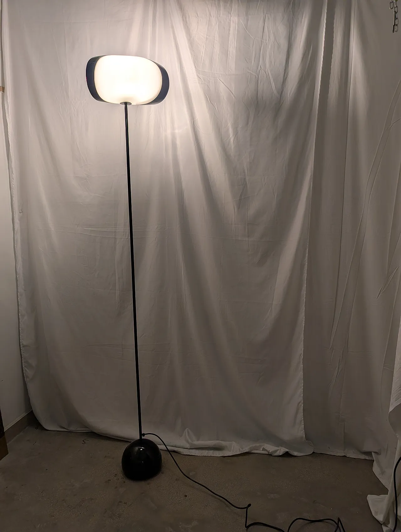 Piantana nera in struttura metallica con paralume in vetro anni '70 10