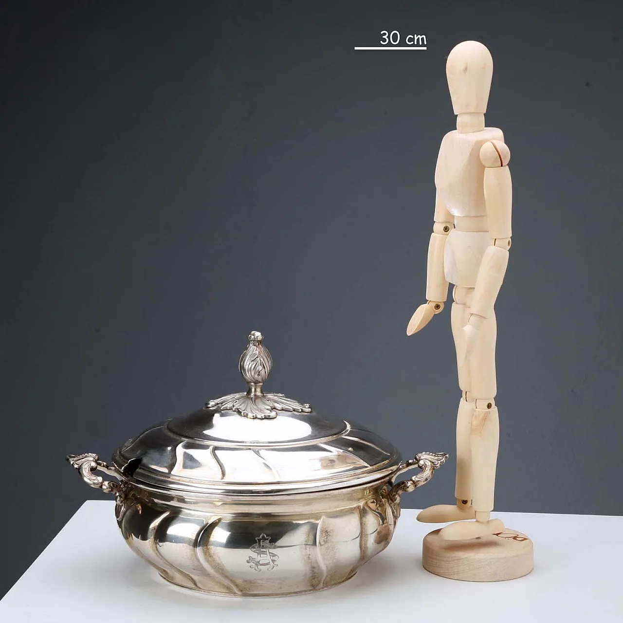 Ciotola per legumi in argento 830 sbalzato, scanalato e cesellato,'900 2