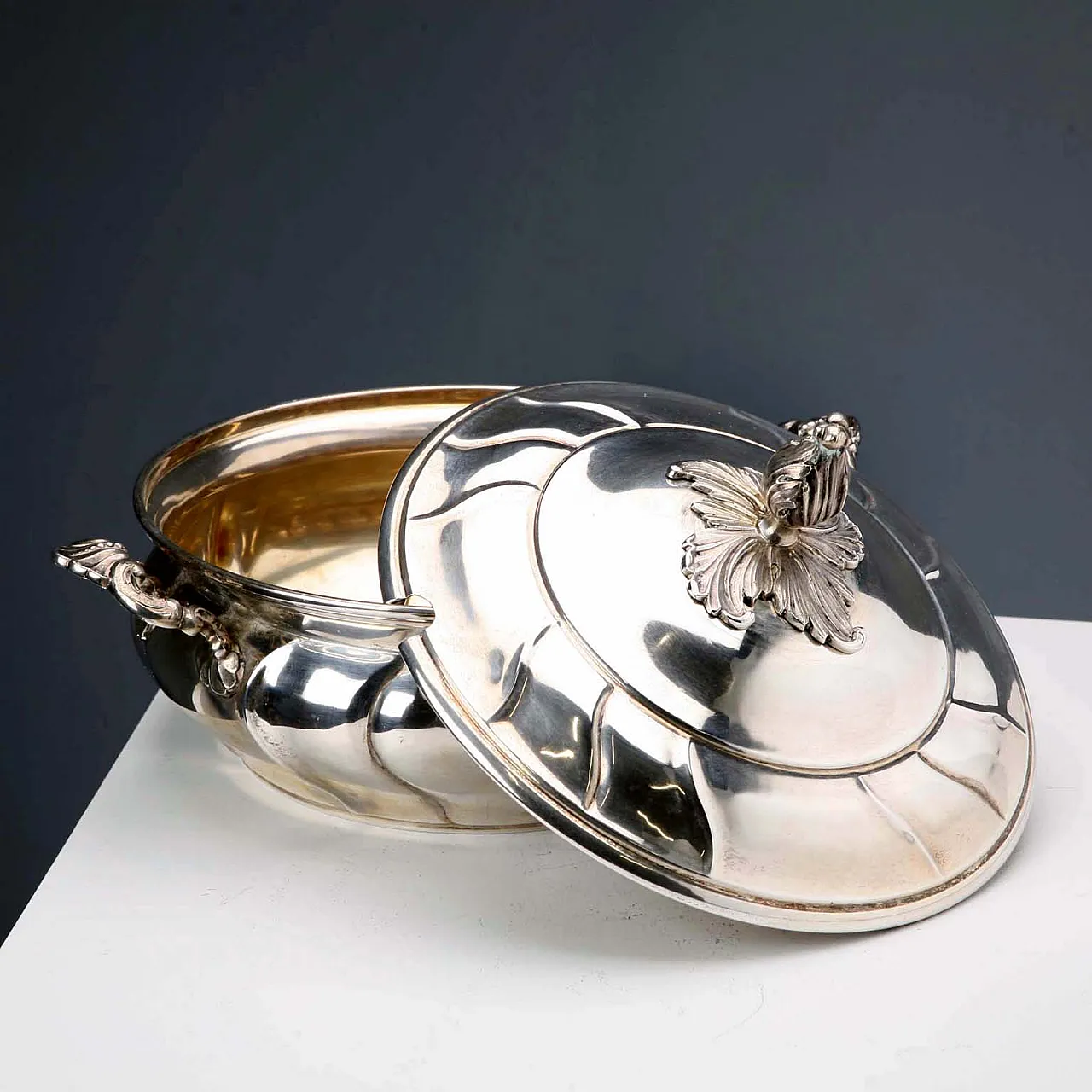 Ciotola per legumi in argento 830 sbalzato, scanalato e cesellato,'900 3