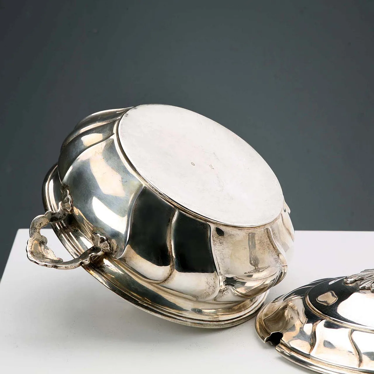 Ciotola per legumi in argento 830 sbalzato, scanalato e cesellato,'900 4