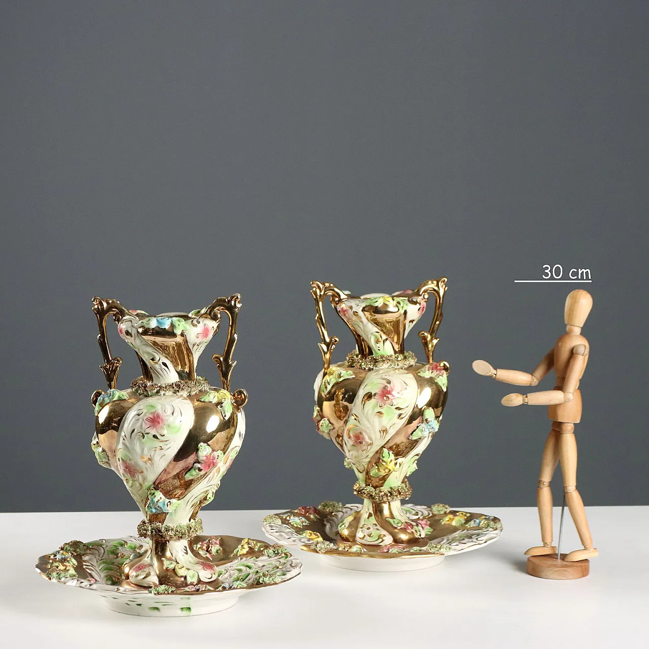 Coppia di vasi con piatti in ceramica policroma e dorata, '900 2